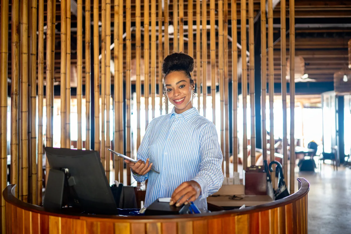 Um recepcionista a trabalhar
