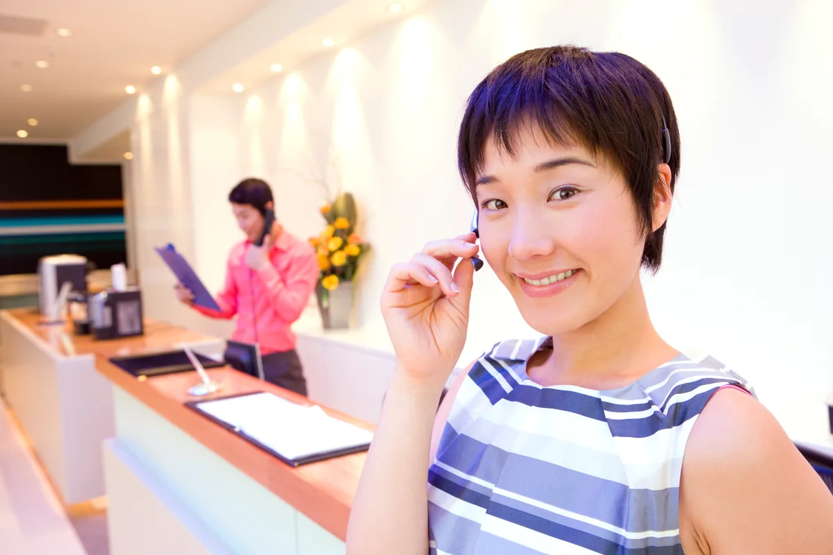 Một người trực tiếp trả lời, thay vì hệ thống xử lý phiếu yêu cầu